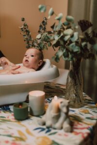 Baby in Badewanne bei entspannter Stimmung